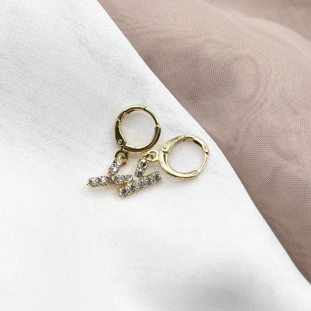 BRINCO ARGOLA DE CLICK LETRAS STRASS - Y