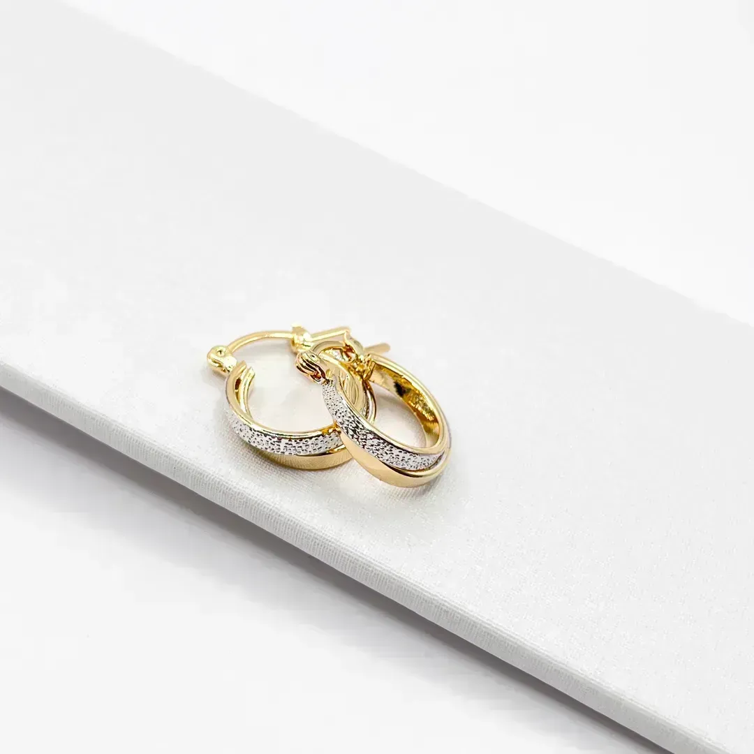 BRINCO ARGOLA DUPLA FECHO ITALIANO COM DETALHE EM CANETA DE RÓDIO BRANCO
