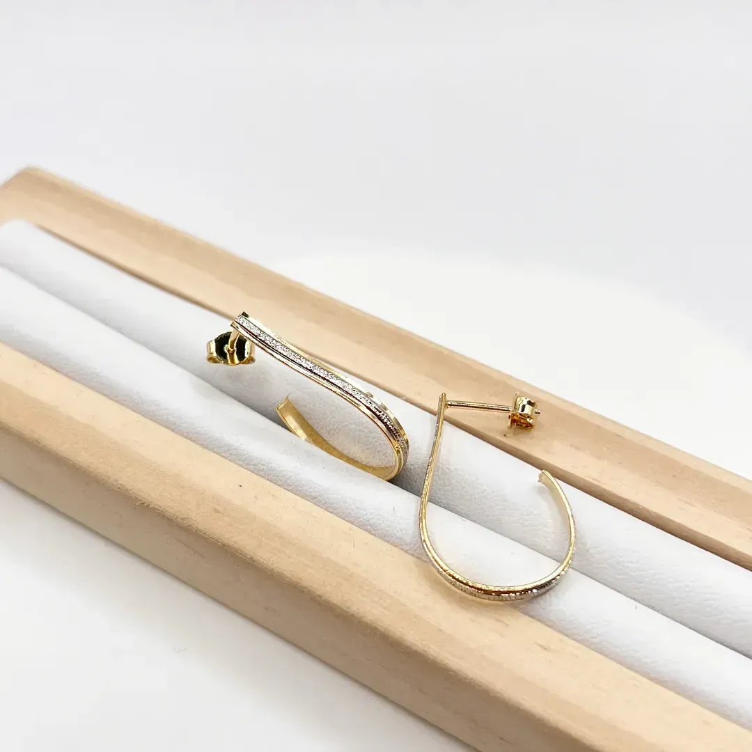 BRINCO ARGOLA TARRAXA ANZOL COM DETALHE DE CANETA DE RÓDIO