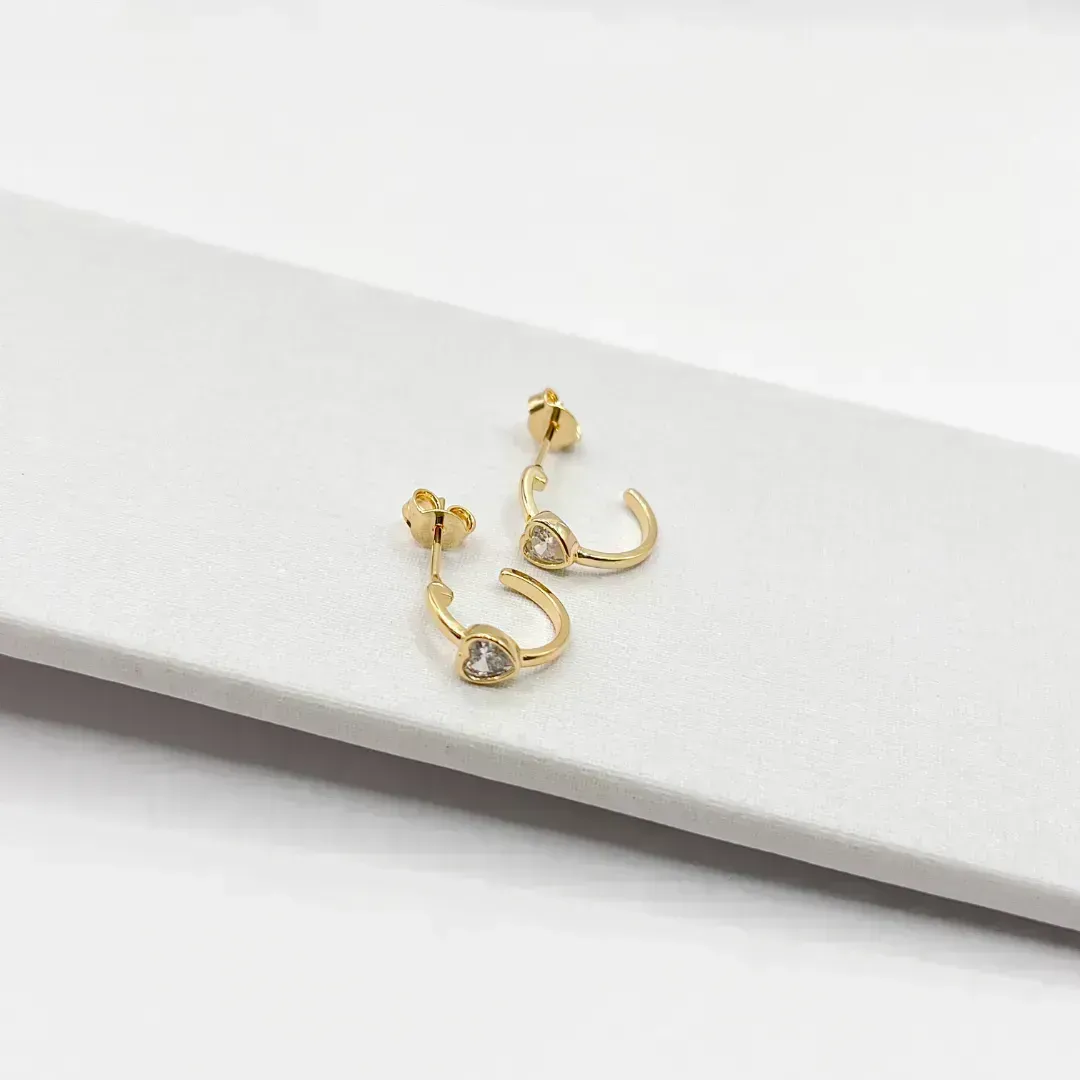 BRINCO ARGOLA TARRAXA COM PEDRA DE ZIRCONIA FORMATO CORAÇÃO 1CM