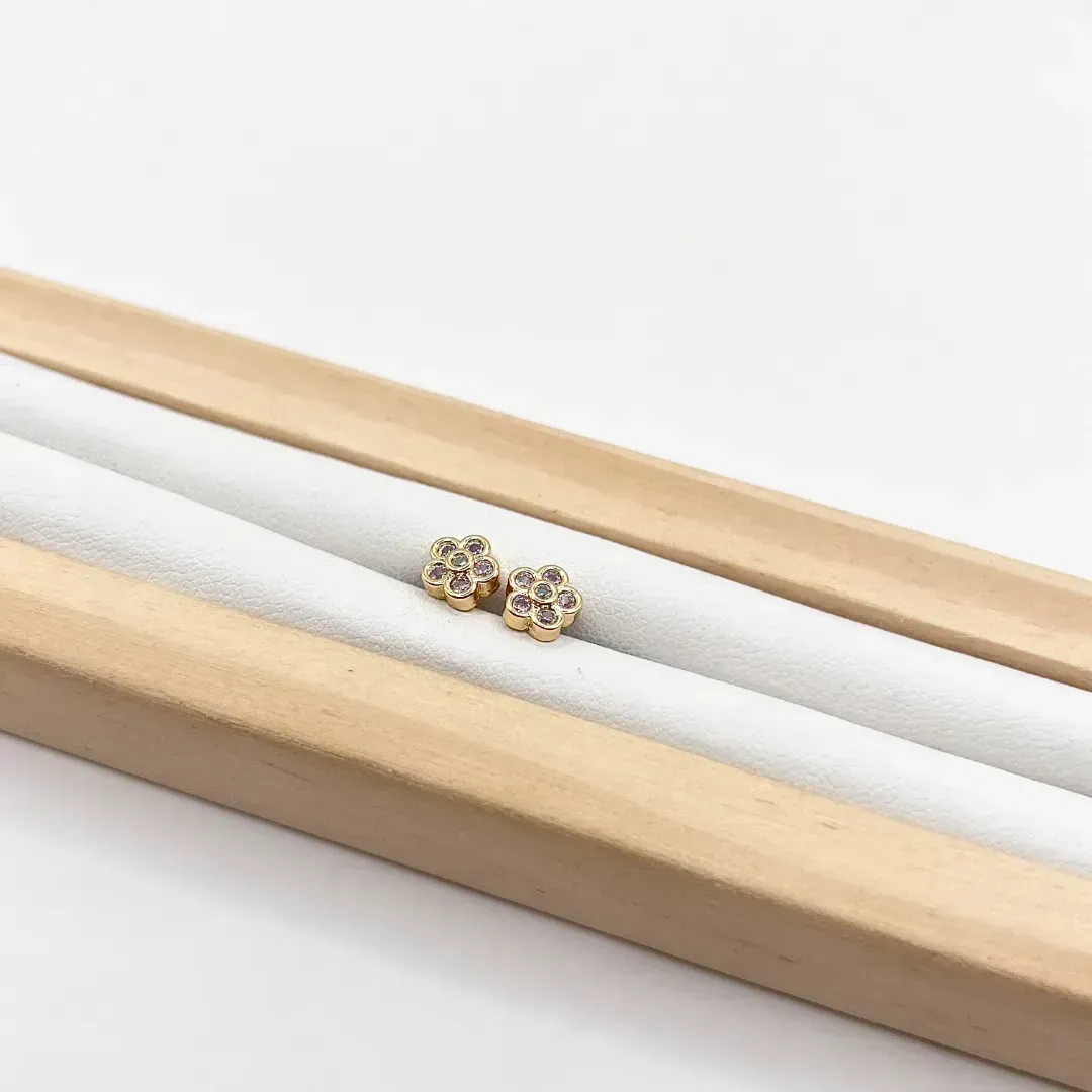 BRINCO FLOR ZIRCONIA CRAVAÇÃO INGLESA