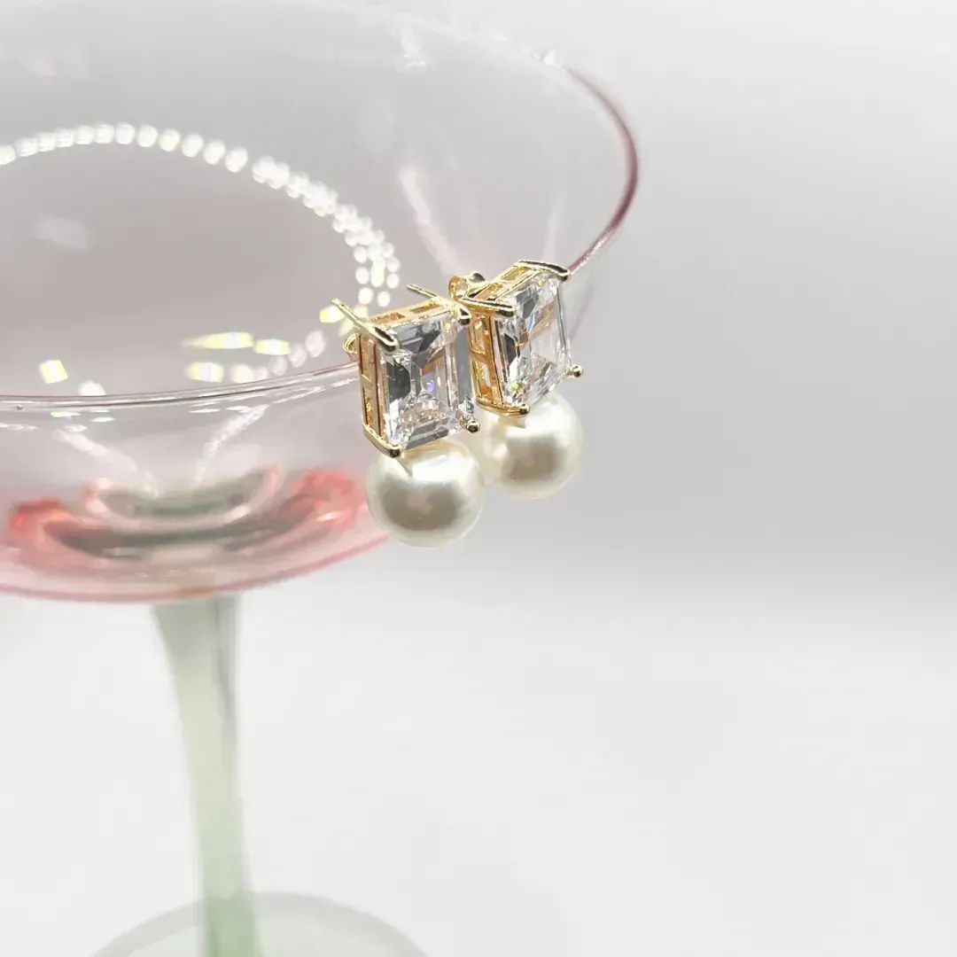 BRINCO PEDRA ZIRCONIA RETÂNGULAR COM PÉROLA 10MM