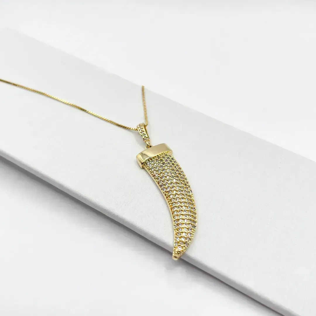 COLAR COM DENTE DE SABRE EM MICRO ZIRCONIAS