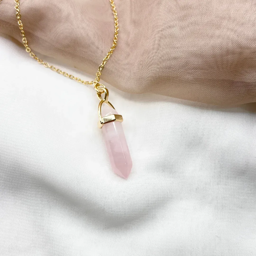 COLAR COM PEDRA CRISTAL EM QUARZTO ROSA