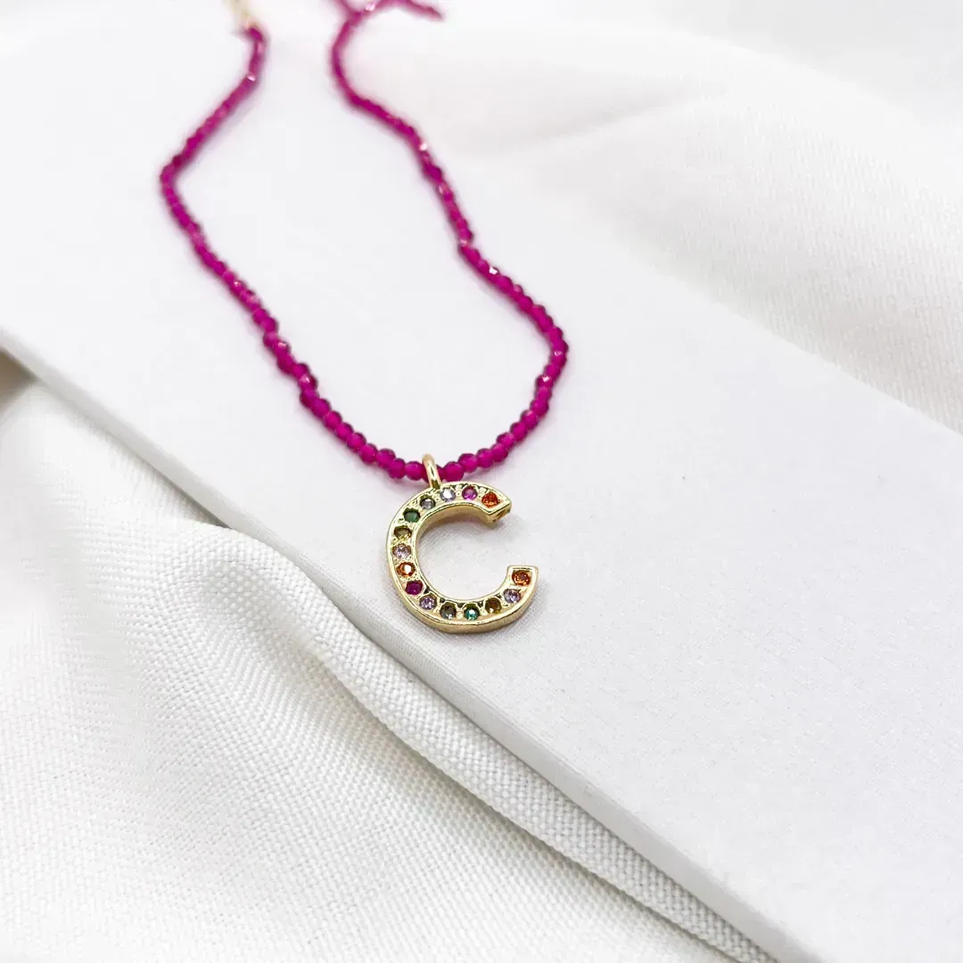 COLAR LETRA COLORIDA COM COLAR CRISTAL PINK - C