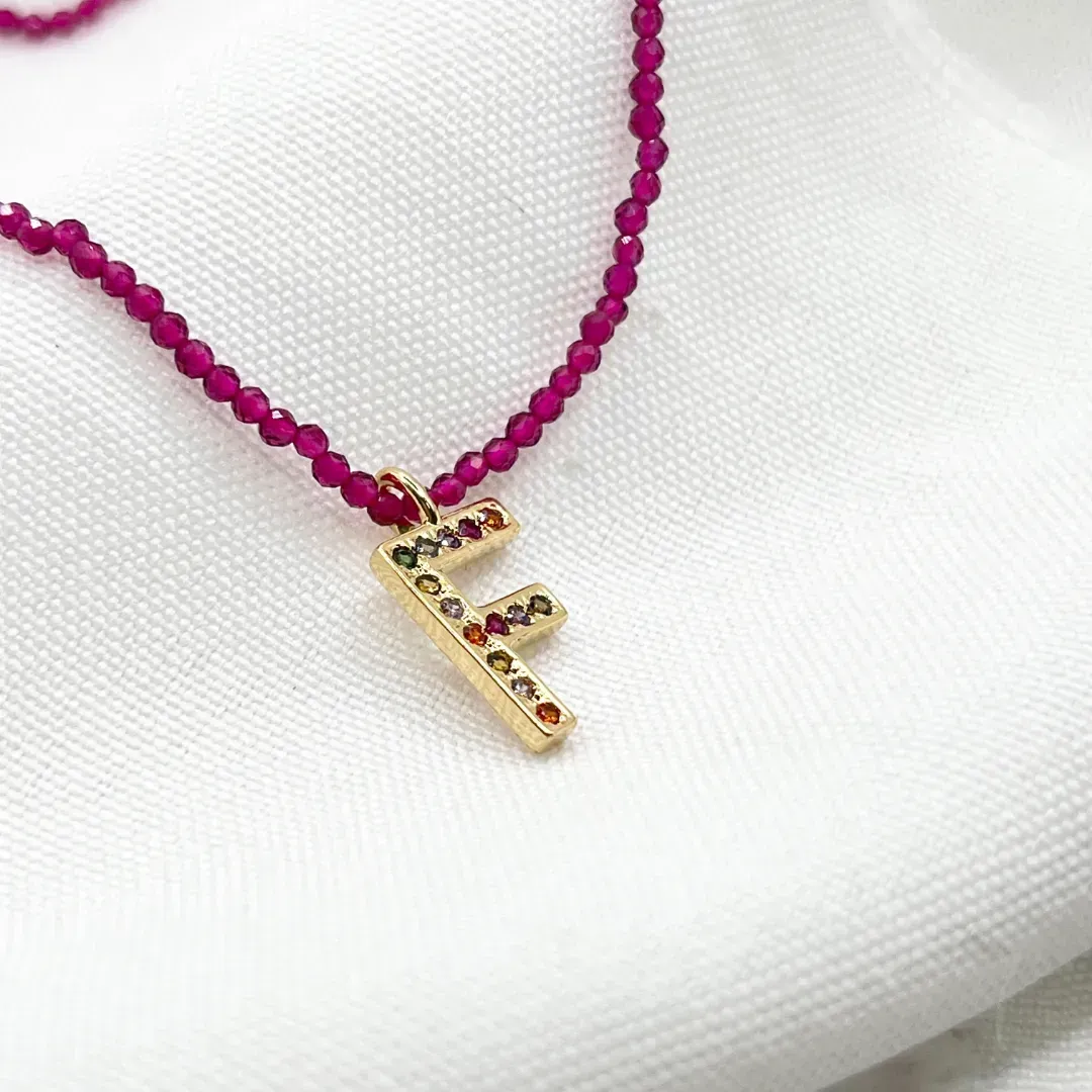 COLAR LETRA COLORIDA COM COLAR CRISTAL PINK - F