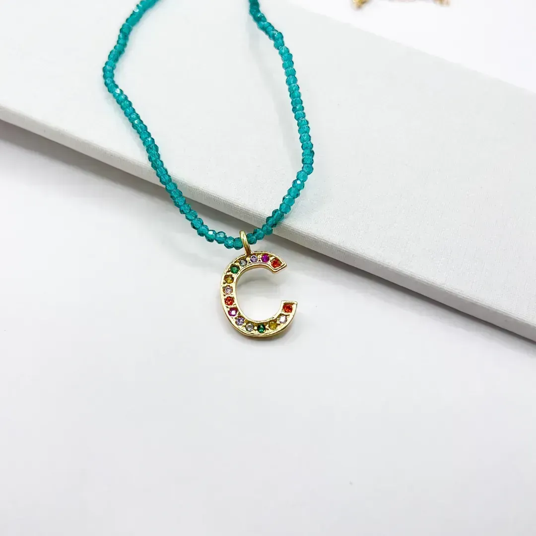 COLAR LETRA COLORIDA COM COLAR CRISTAL VERDE - C