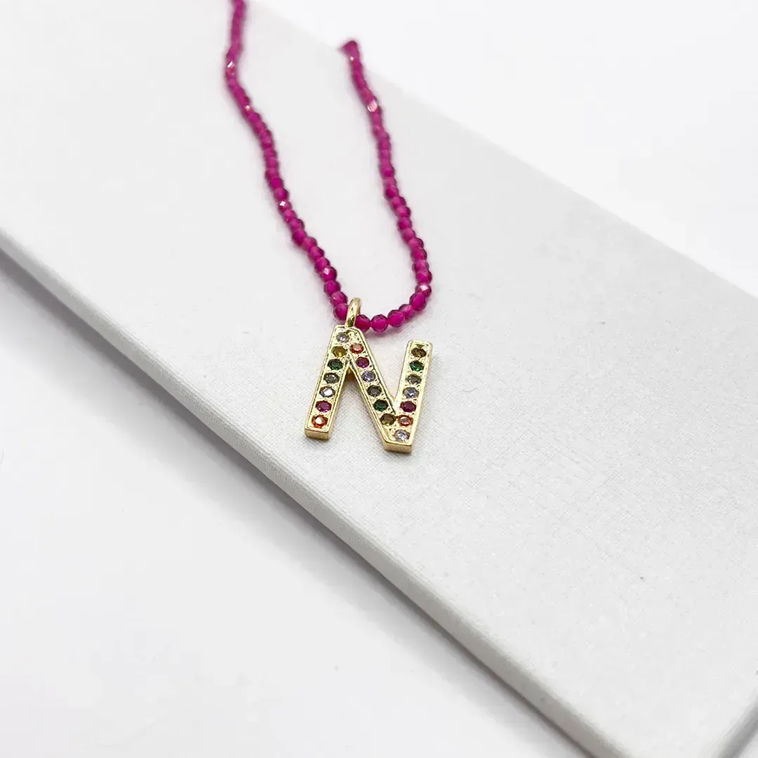 COLAR LETRA E CRISTAL COR DE ROSA  - N