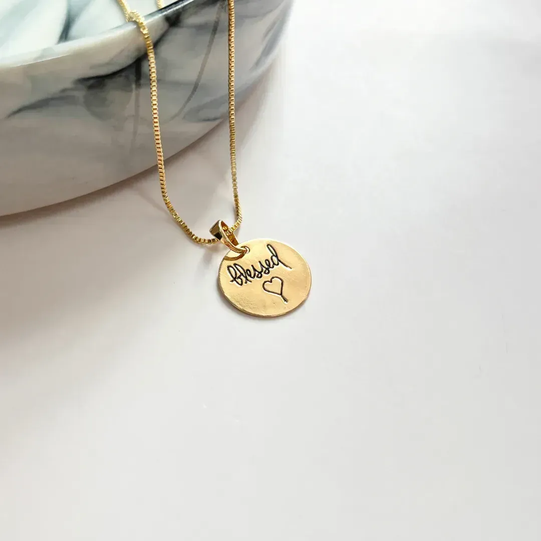 COLAR MINI MEDALHA 1,5CM BLESSED (ABENÇOADA)