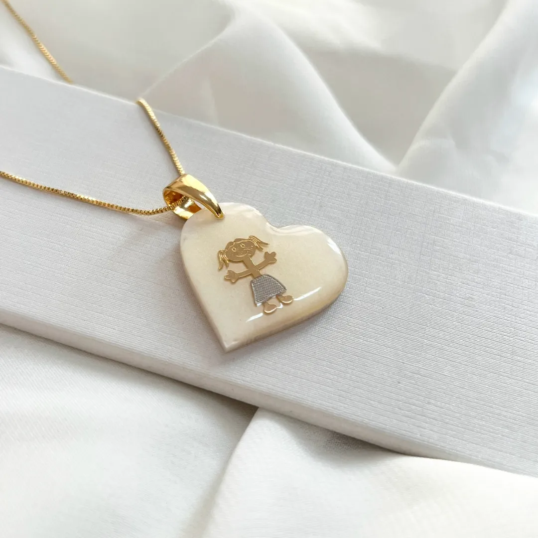 COLAR PINGENTE CORAÇÃO 3CM EM ACRÍLICO - MENINA