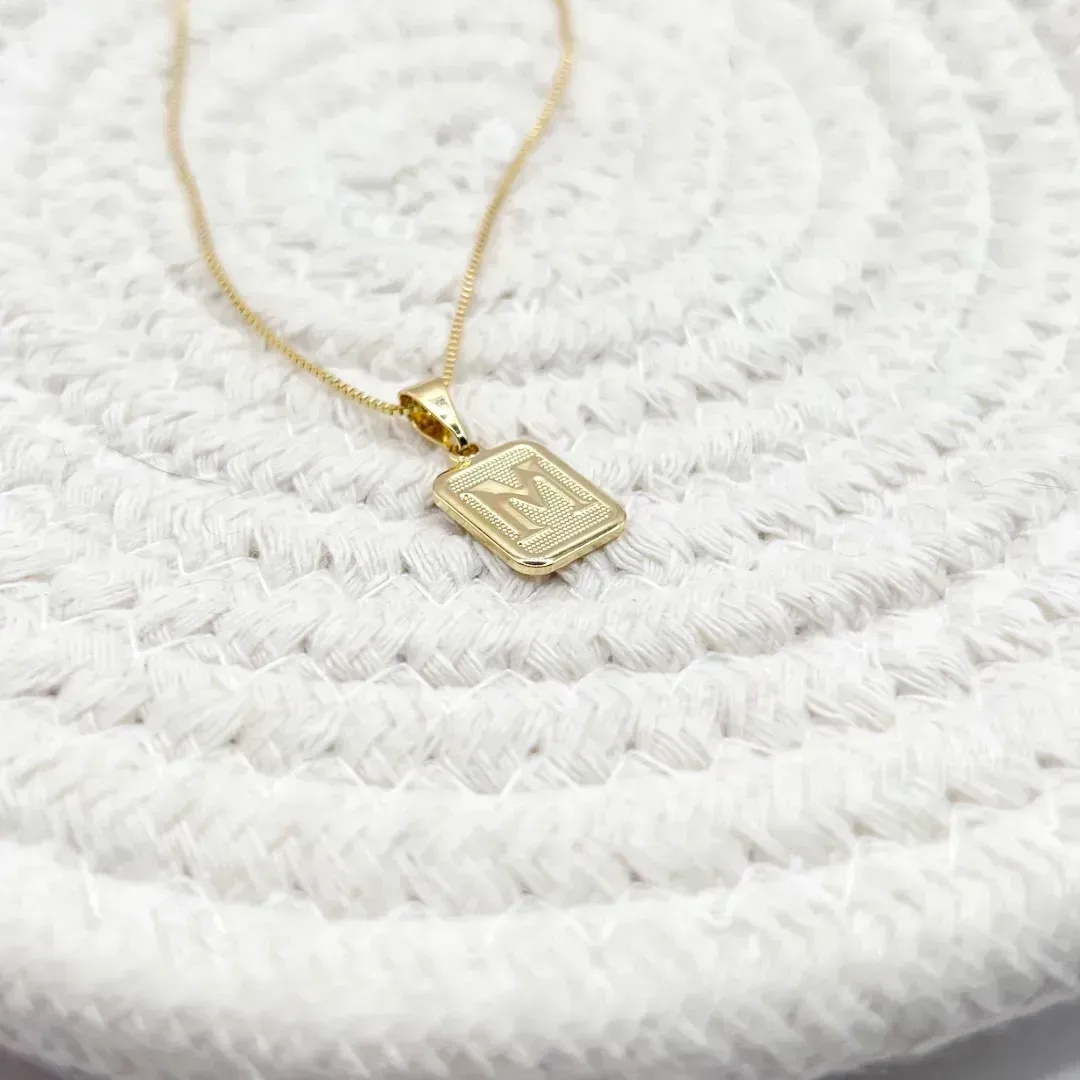 COLAR PINGENTE MINI 1X1 MEDALHA DE LETRA M