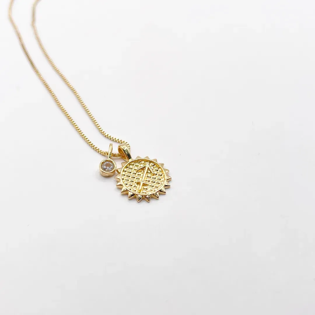 COLAR SIGNO SAGITÁRIO COM PINGENTE DE PEDRA CRISTAL