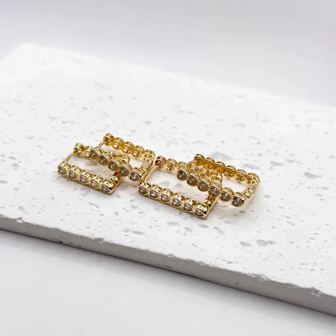 DUPLA BRINCOS ARGOLA QUADRADA COM CORAÇÕES DE PEDRAS CRISTAL