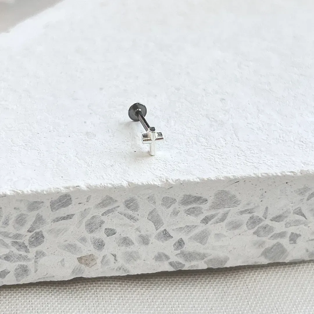 PIERCING PÉ DE AÇO INOX COM CRUZ LISA DE PRATA925