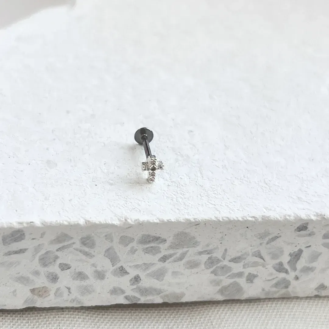 PIERCING PRATA925 COM BASE EM AÇO INOX PARA FURO CRUZ CRAVEJADA