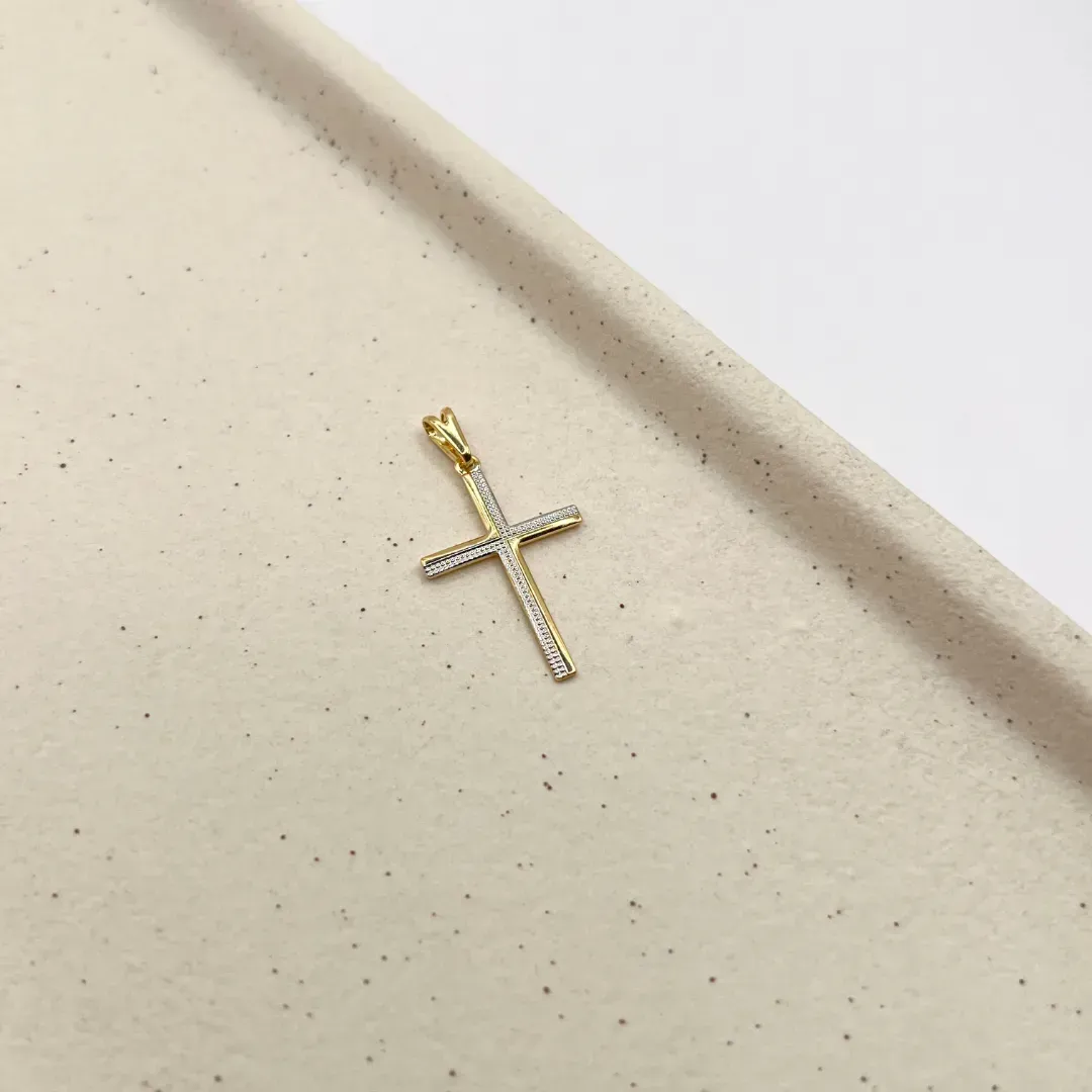 PINGENTE CRUZ FINA COM DETALHE EM RÓDIO