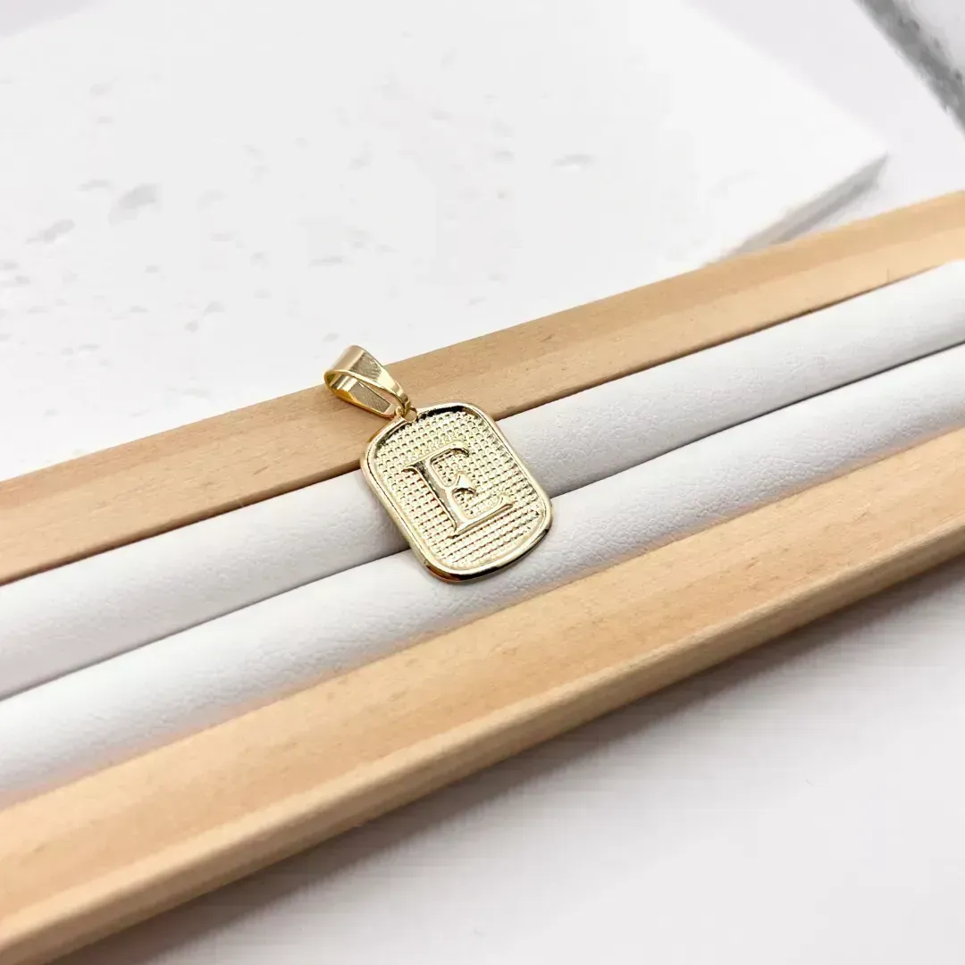 PINGENTE MEDALHA PEQUENA DE LETRA 1,5x2CM - E