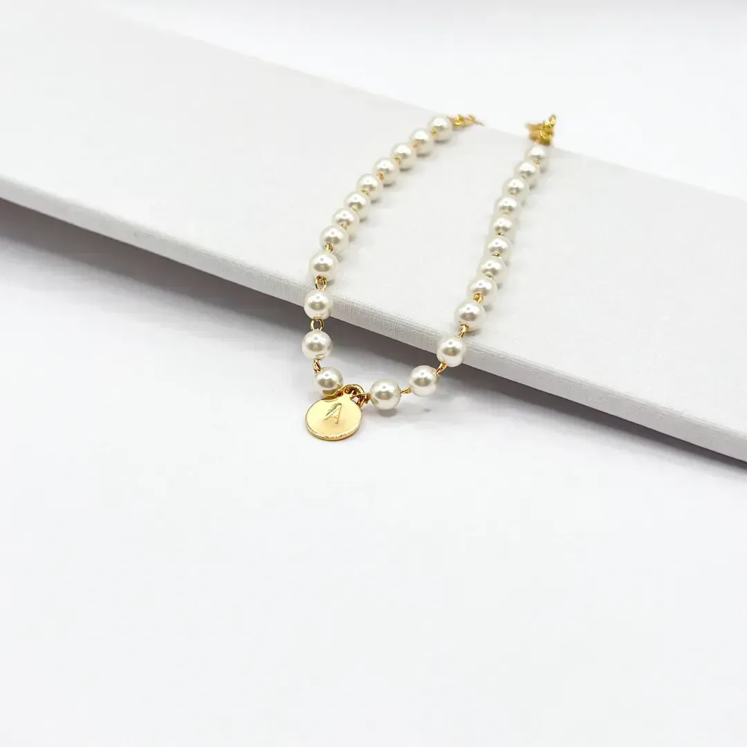 PULSEIRA PÉROLAS COM PLACA DE LETRA MARTELADA A