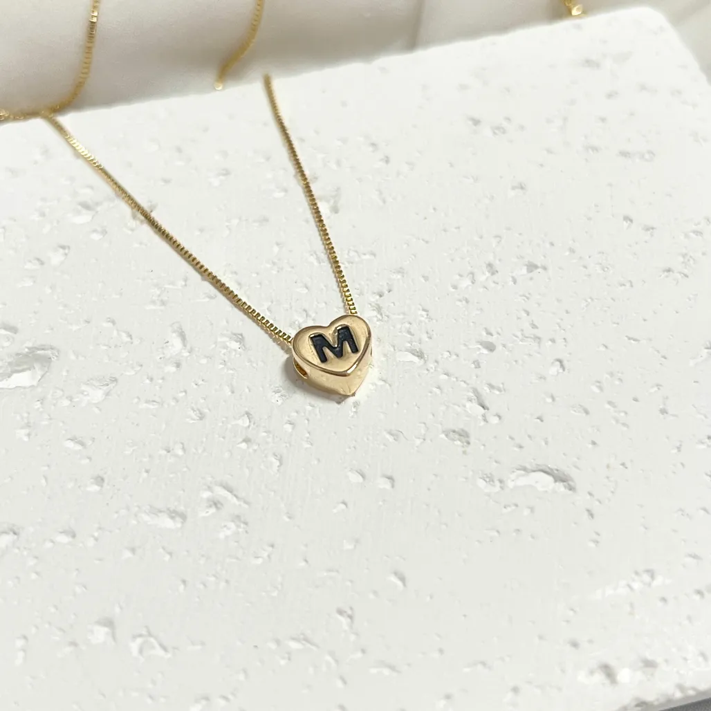 COLAR CORAÇÃO 0.9MM COM DETALHE E LETRA PRETA - M