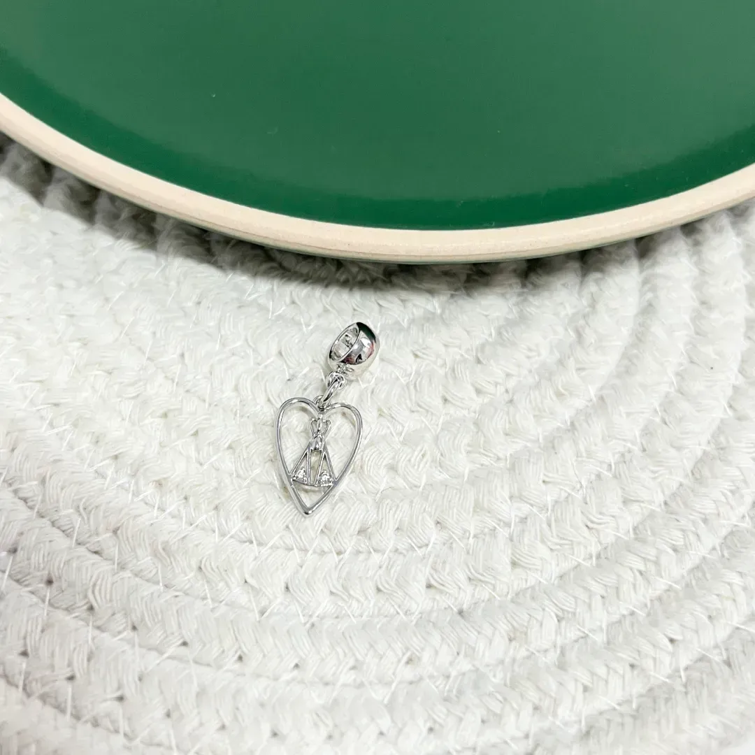 BERLOQUE CRAVEJADO NOSSA SENHORA DE APARECIDA CRISTAL DENTRO DE UM CORAÇÃO