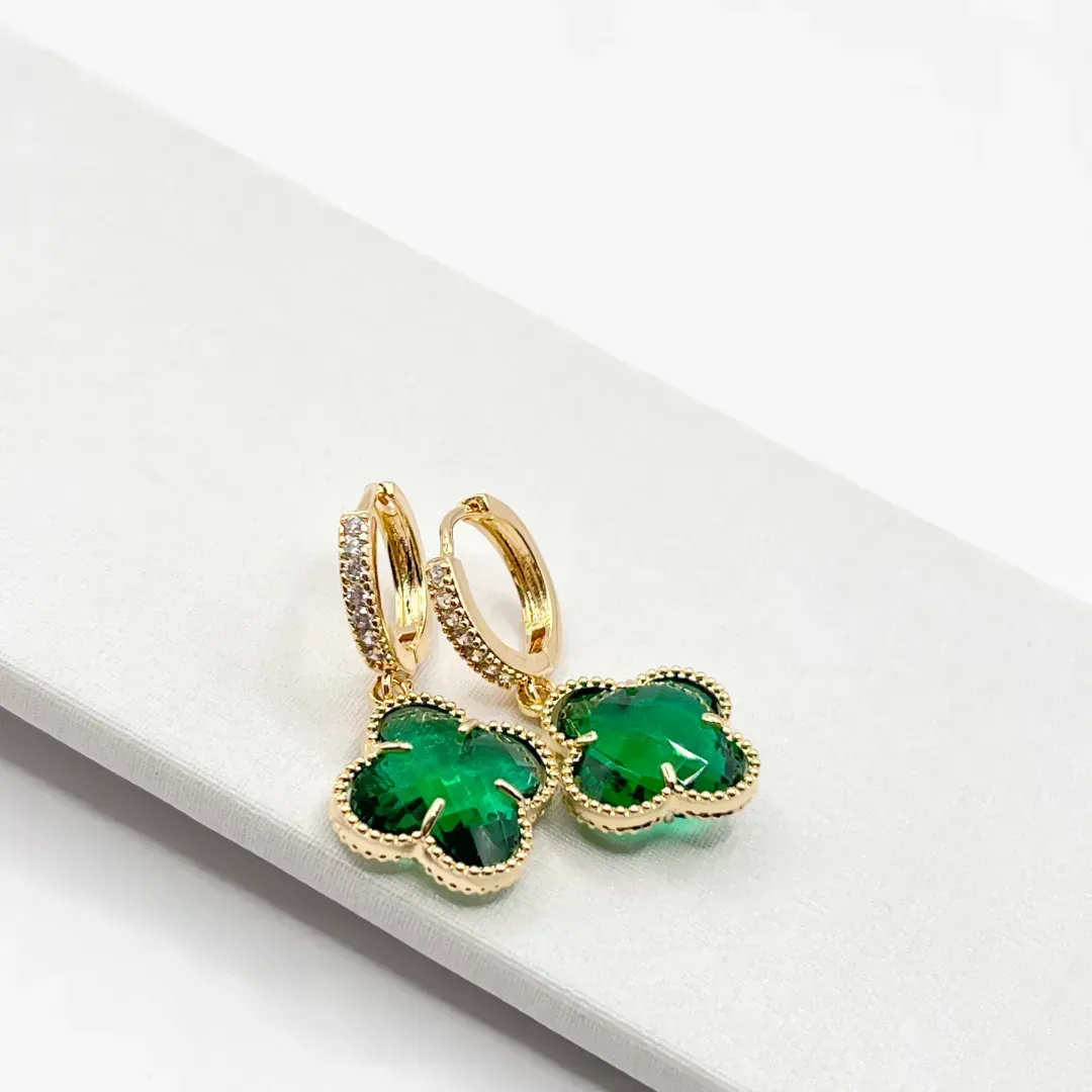 BRINCO ARGOLA ARTICULADA COM PINGENTE DE TREVO VERDE ESMERALDA