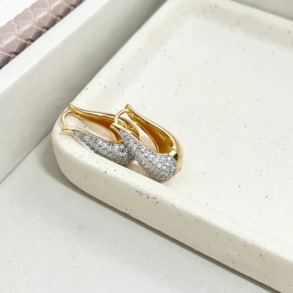 BRINCO ARGOLA ARTICULADA EM FORMATO DE GOTA CRAVEJADA 2,5CM COM DETALHE EM CANETA DE RÓDIO