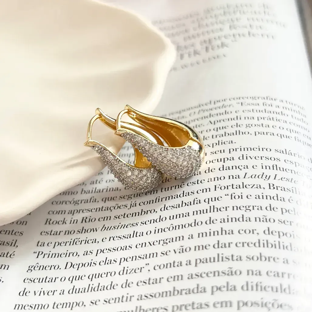 BRINCO ARGOLA ARTICULADA EM FORMATO DE GOTA CRAVEJADA 3CM COM DETALHE EM CANETA DE RÓDIO