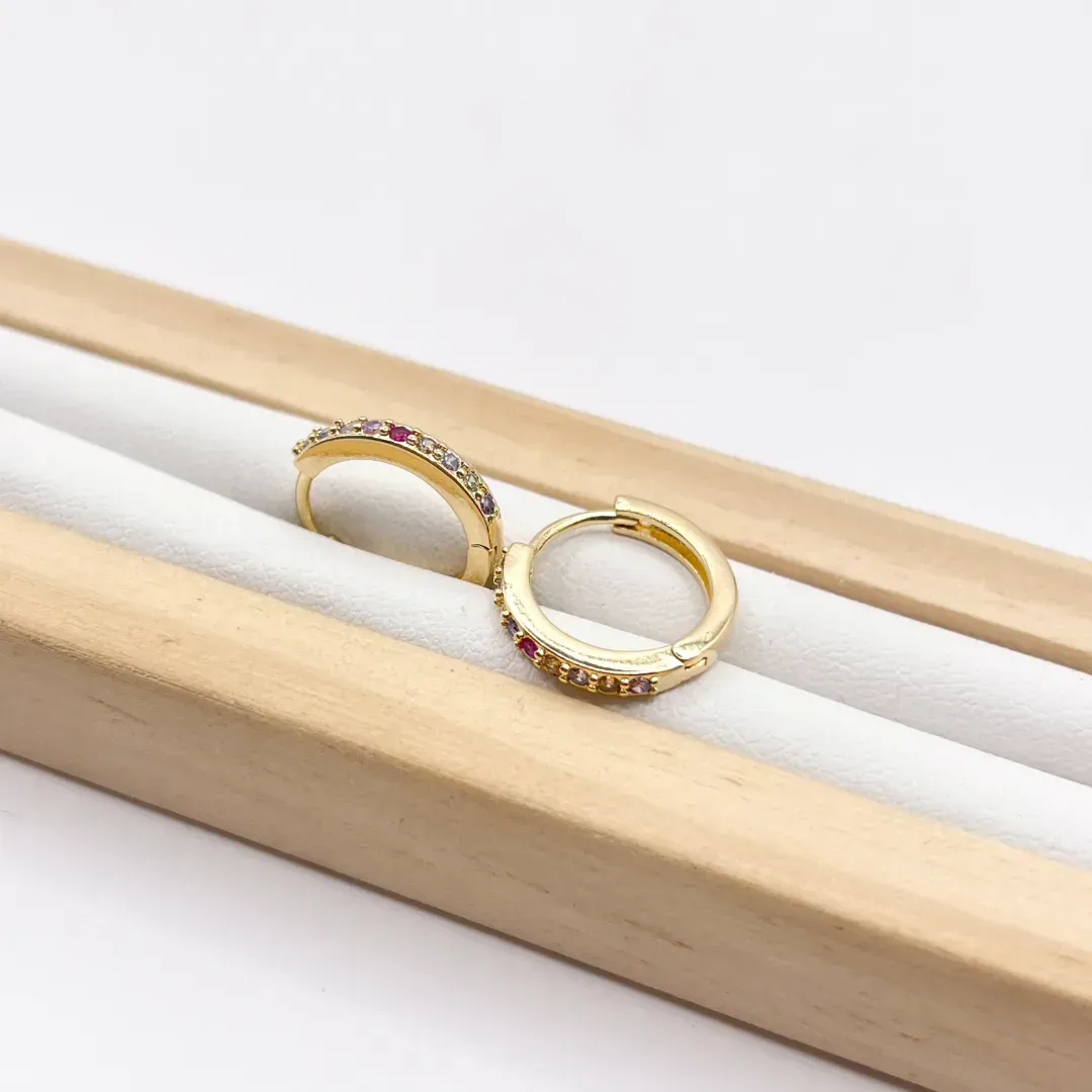 BRINCO ARGOLA ARTICULADA FINA ZIRCONIAS COLORIDAS