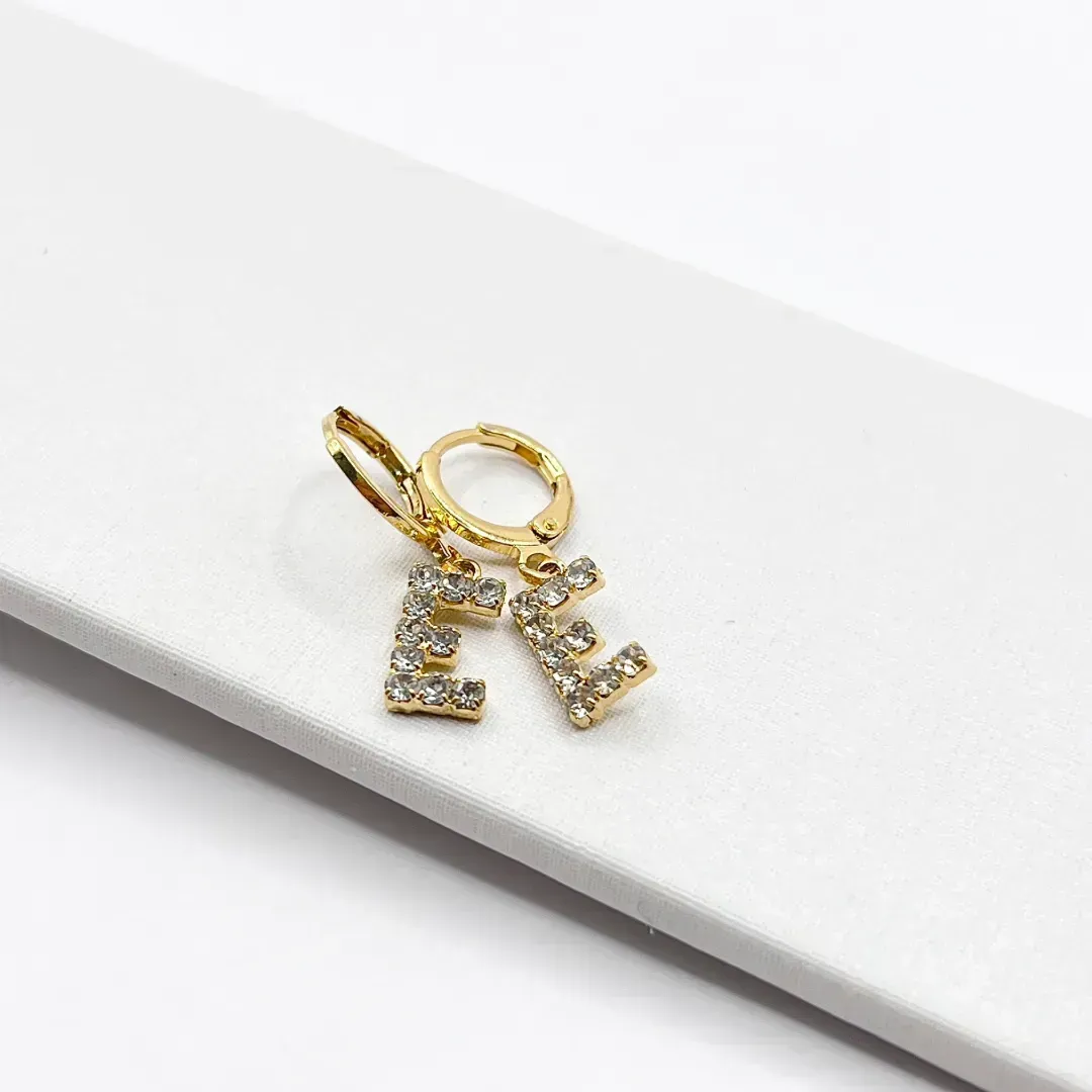 BRINCO ARGOLA DE CLICK LETRAS STRASS - E