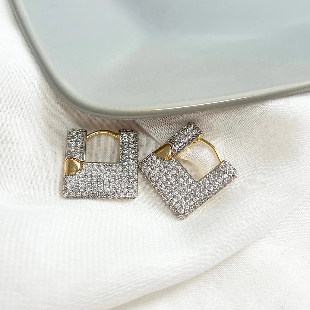 BRINCO ARGOLA QUADRADA COM MICRO ZIRCONIA E ACABAMENTO EM CANETA DE RÓDIO