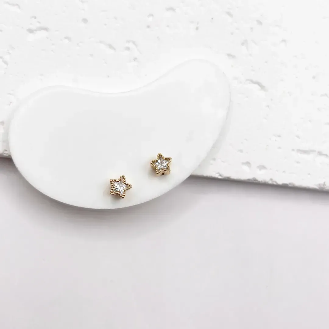BRINCO ESTRELA PEDRA DE ZIRCONIA E ACABAMENTO EM VOLTA 4MM