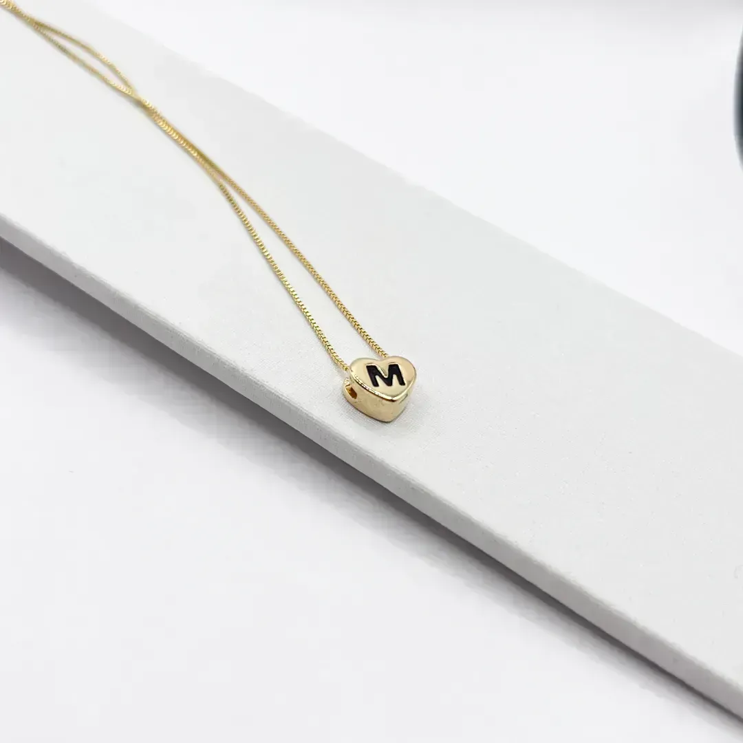 COLAR CORAÇÃO 0.9MM COM DETALHE E LETRA PRETA - M