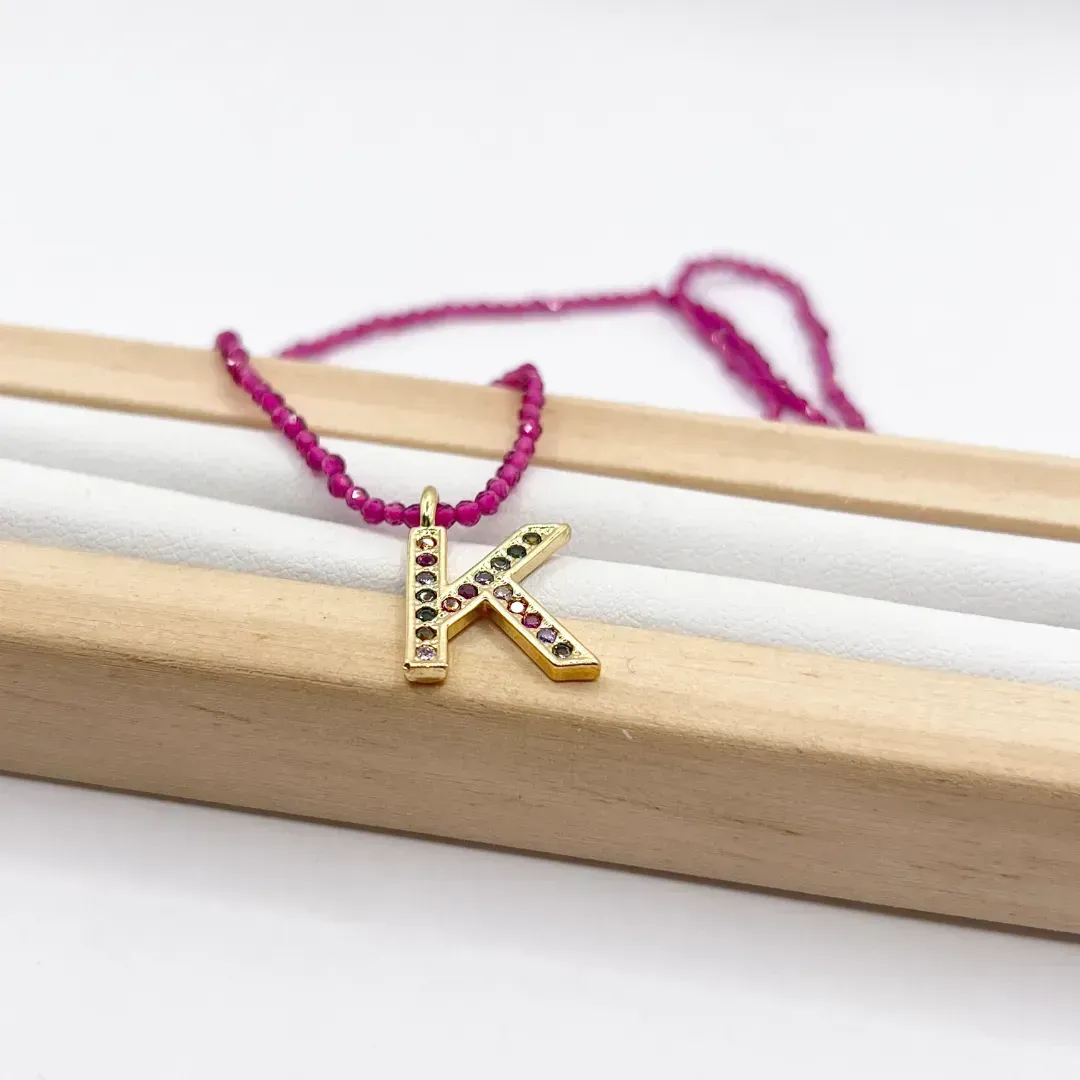 COLAR LETRA COLORIDA COM COLAR CRISTAL PINK - K