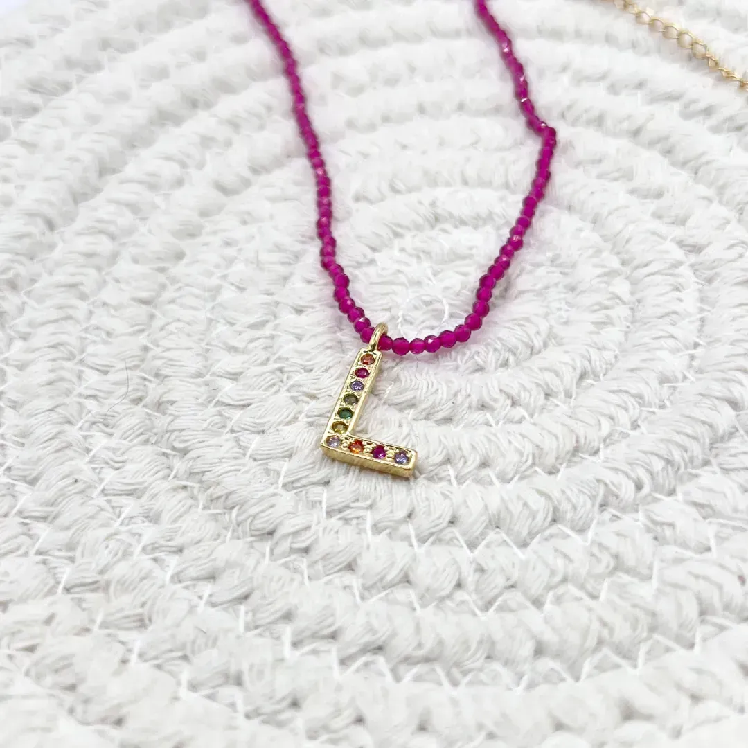 COLAR LETRA COLORIDA COM COLAR CRISTAL PINK - L