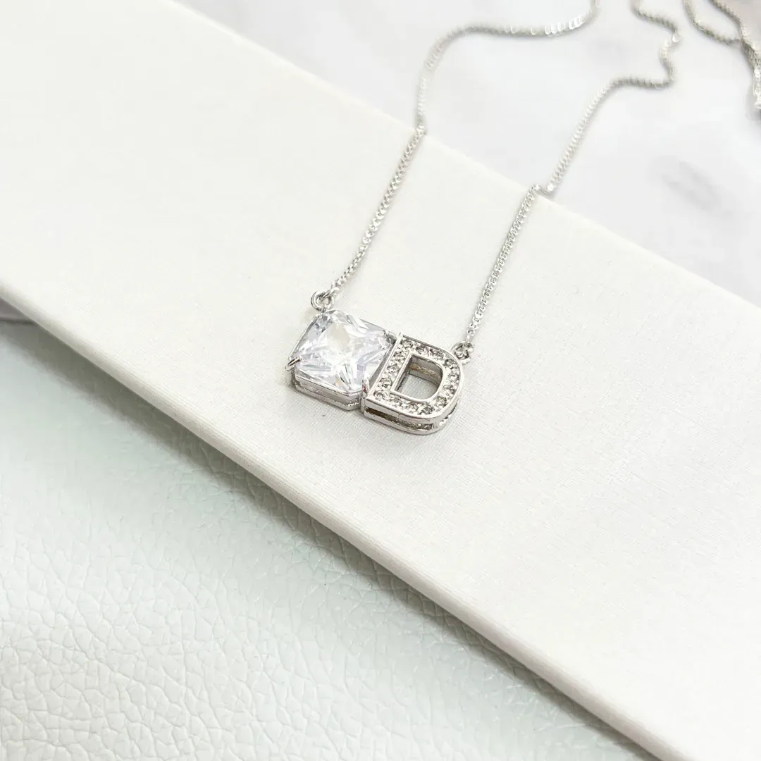 COLAR LETRA COM PEDRA CRISTAL - D