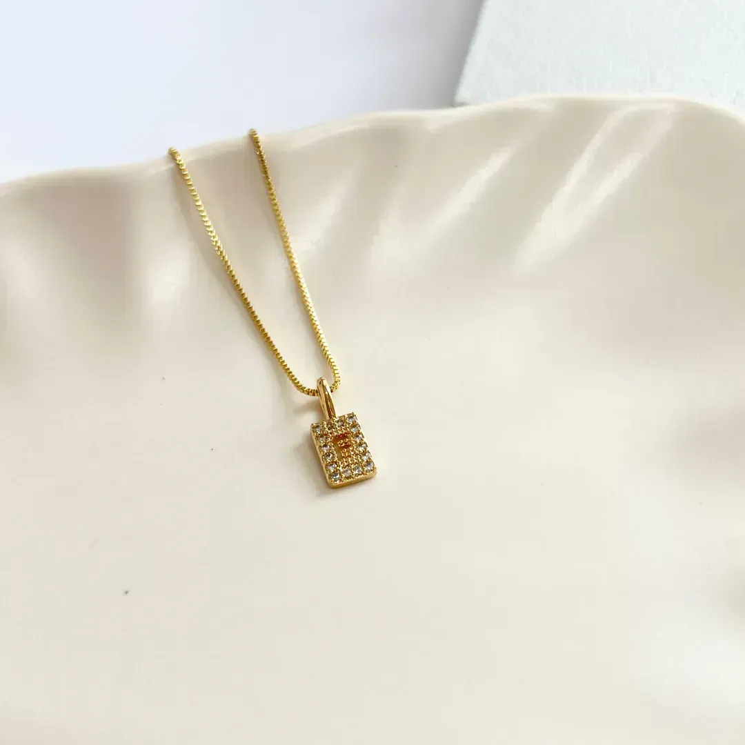 COLAR LETRA MINI MEDALHA CRAVEJADA COM LETRA - F