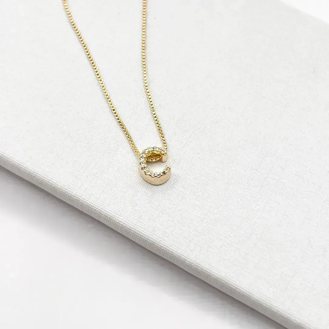 COLAR MINI LETRA CRAVEJADA MICRO ZIRCONIAS - C