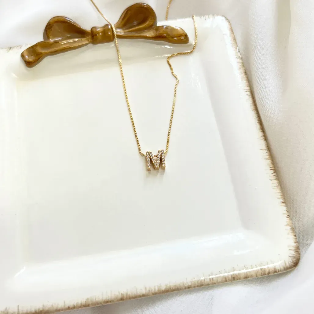 COLAR MINI LETRA CRAVEJADA MICRO ZIRCONIAS - M