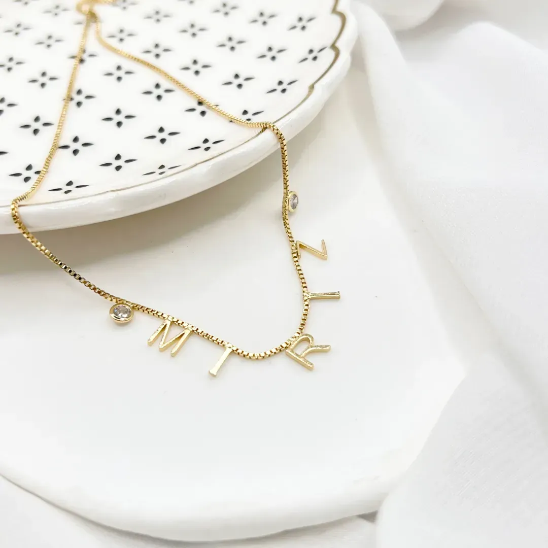 COLAR PERSONALIZADO 5 LETRAS E ZIRCONIAS NAS PONTAS - MIRIZ