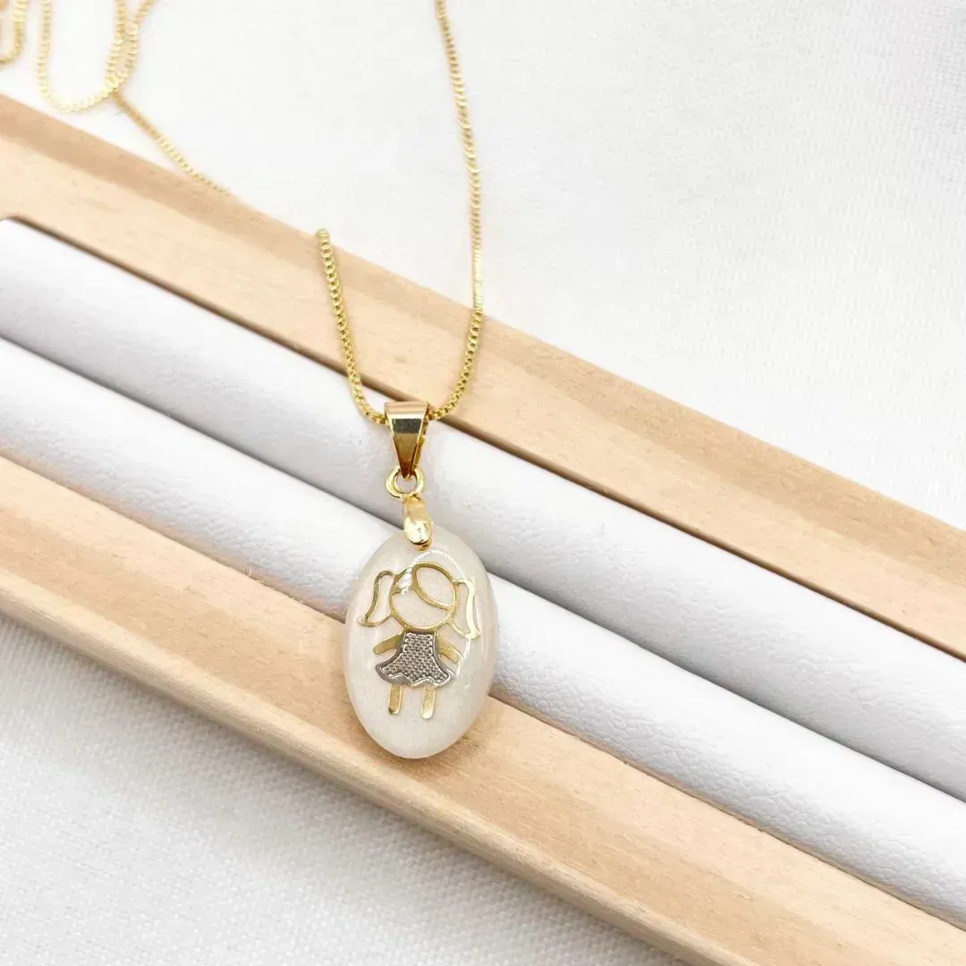 COLAR PINGENTE OVAL EM ACRÍLICO - MENINA