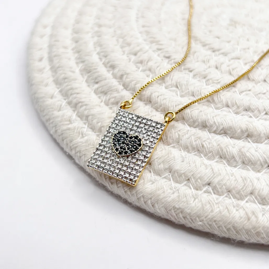 COLAR PLACA CRAVEJADA COM CORAÇÃO EM ZIRCONIAS PRETAS