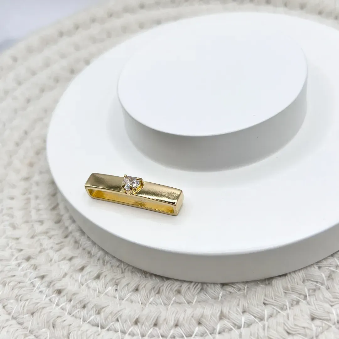 PINGENTE BERLOQUE DE RELÓGIO COM CORAÇÃO DE ZIRCONIA CRISTAL
