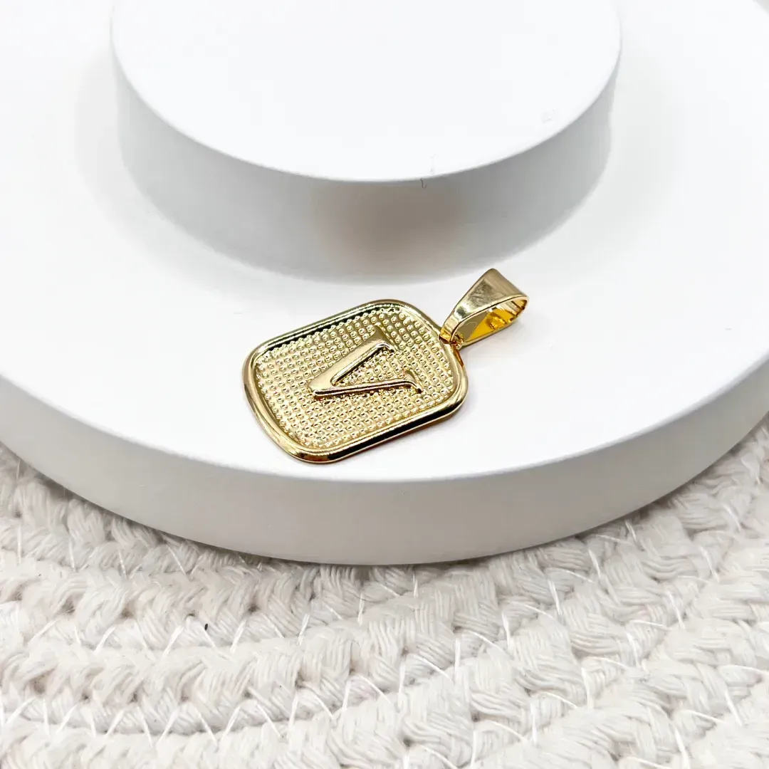 PINGENTE MEDALHA PEQUENA DE LETRA 1,5X1CM - V
