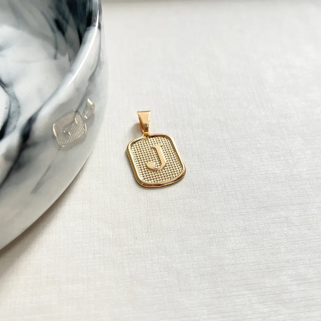 PINGENTE MEDALHA PEQUENA DE LETRA - J