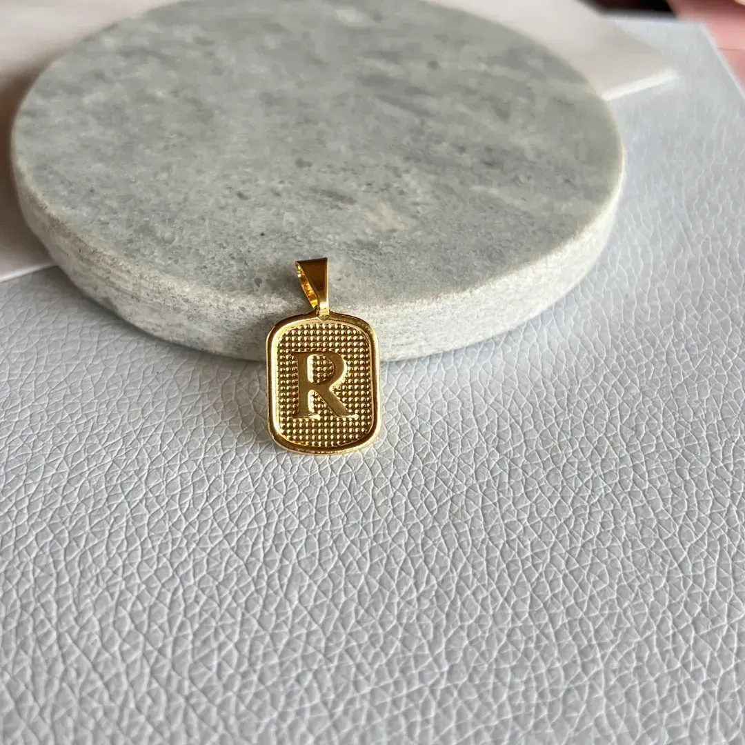 PINGENTE MEDALHA PEQUENA DE LETRA - R