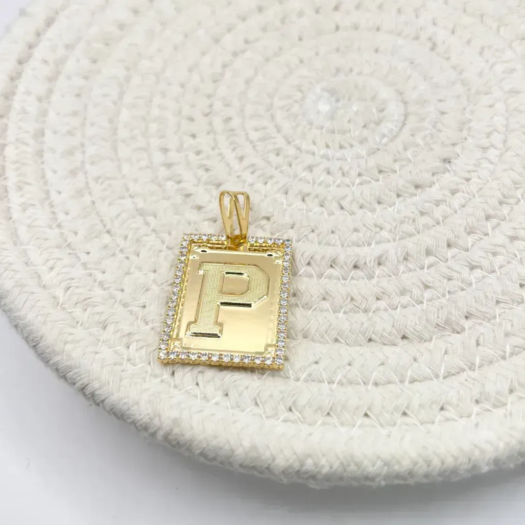 PINGENTE MEDALHA QUADRADA DE LETRA COM RIVIERA