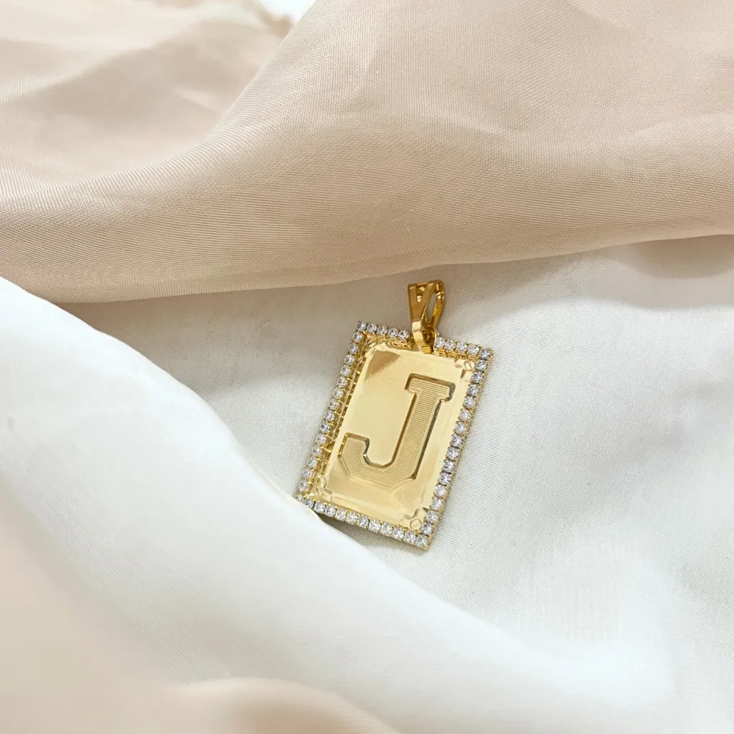 PINGENTE MEDALHA QUADRADA DE LETRA COM RIVIERA - J