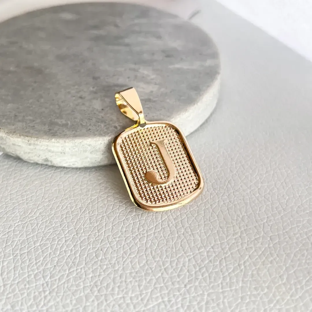 PINGENTE MEDALHA QUADRADA DE LETRA - J