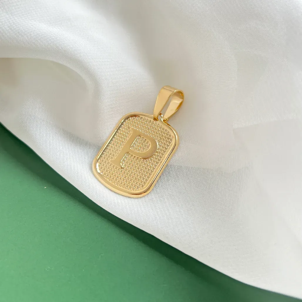 PINGENTE MEDALHA QUADRADA DE LETRA - P