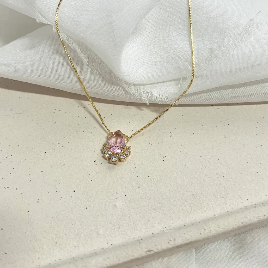 COLAR PINGENTE GOTA ROSA COM PEDRAS CRISTAIS - VENEZANA 50CM